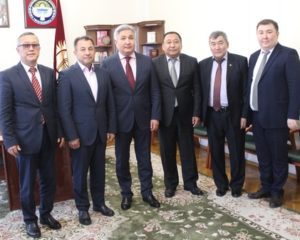 В посольстве Кыргызстана в России, 21 сентября состоялась торжественная церемония вручения консульского патента Р.Абдуманапову и В.Трофимову.